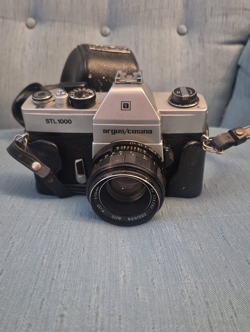 STL1000 Vintage 35mm Film Camera - Black & Silver